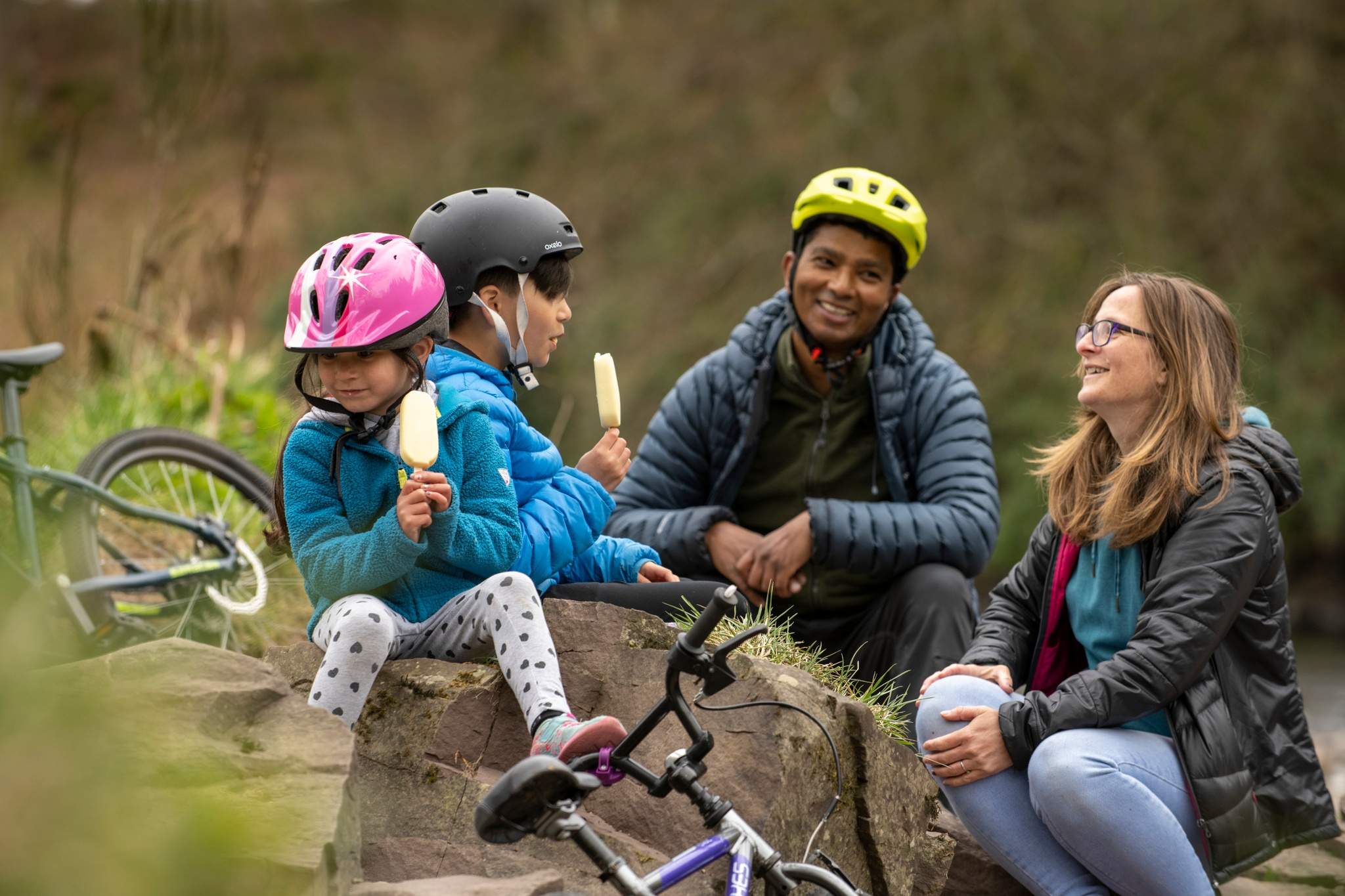 A family explore the grounds of Doune Castle